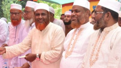 উপজেলার চুকনগর নূরানিয়া ফাজিল মাদ্রাসা মাঠে জলাবদ্ধতায় ক্ষতিগ্রস্তদের মাঝে নগদ অর্থ বিতরণ করেন মিয়া গোলাম পরওয়ার