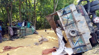 দুর্ঘটনাকবলিত দুই গাড়ি