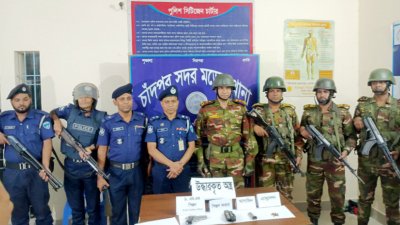 সাবেক চেয়ারম্যান সেলিম খানের কাছ থেকে ছিনিয়ে নেওয়া সেই পিস্তল ও গুলি উদ্ধার করেছে যৌথ বাহিনী