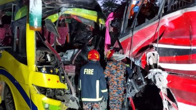 মুখোমুখি সংঘর্ষে দুমড়েমুচড়ে যাওয়া দুই বাস