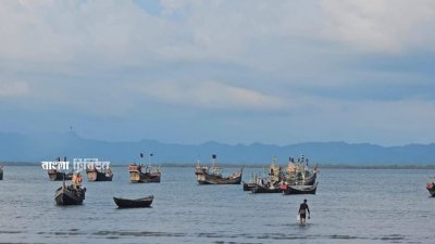 নাফ নদে বাংলাদেশি জেলে নৌকা (ছবি: আবদুর রহমান)