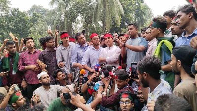 বক্তৃতা করছেন বৈষম্যবিরোধী ছাত্র আন্দোলনের সমন্বয়ক হাসনাত আব্দুল্লাহ