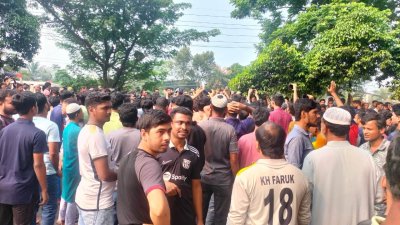 শ্রমিকরা মহাসড়ক অবরোধ ও বিক্ষোভ মিছিল করছেন