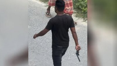 বুধবার দুপুরে কুষ্টিয়ার জুগিয়া দরগাপাড়া এলাকায় বালুঘাটের নিয়ন্ত্রণ নিয়ে বিএনপির দুই গ্রুপের সংঘর্ষের সময় অস্ত্র হাতে এক যুবক মহড়া দিচ্ছেন
