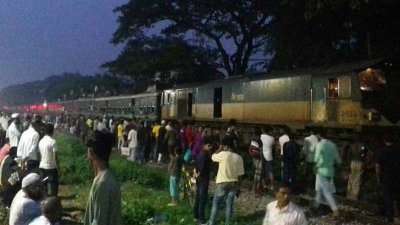 ইঞ্জিন বিকল হয়ে যাওয়া ট্রেনটি এখনও চালু করা যায়নি
