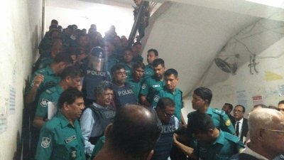 রিমান্ড শেষে আদালতে আনা হয় আব্দুর রাজ্জাক ও ফারুক খানকে
