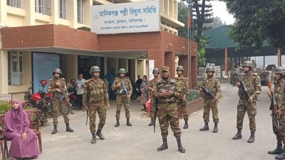 মানিকগঞ্জ পল্লীবিদ্যুৎ সমিতির সামনে সেনাসদস্যদের অবস্থান