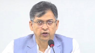 সংবাদ সম্মেলনে কথা বলছেন সালাউদ্দিন আহমেদ
