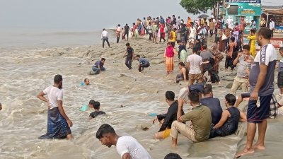 সৈকতে পর্যটকদের উল্লাস