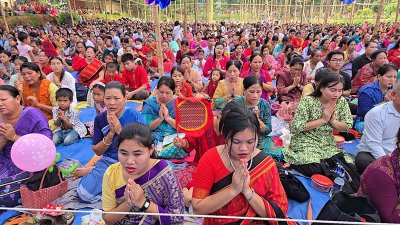 প্রবারণা পূর্ণিমা পালন করছেন বৌদ্ধ ধর্মাবলম্বীরা