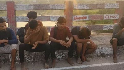 মালয়েশিয়ায় পৌঁছে দেওয়ার কথা বলে গত সোমবার ভোরে কয়েকজন রোহিঙ্গা নাগরিককে নামিয়ে দেওয়া হয় উখিয়ার জালিয়াপালং ইউনিয়নের ইনানী সৈকতে