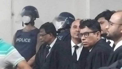 আদালতে অতিরিক্ত পুলিশ সুপার রফিকুল ইসলাম