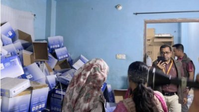 সাবেক মেয়রের বাসা থেকে জব্দ করা সিগারেট তৈরির উপকরণ