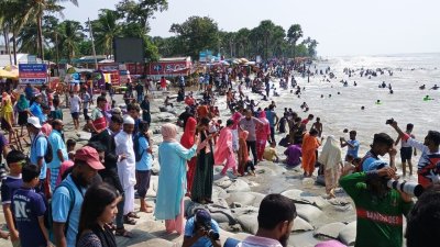 সৈকতে পর্যটকদের উল্লাস