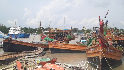 জব্দ করা হয় তিনটি ফিশিং ট্রলার