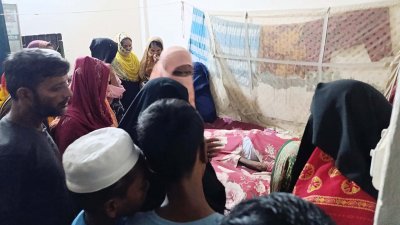 মরদেহ দেখতে ভিড় করেন স্থানীয়রা