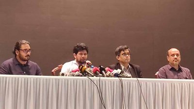 সংবাদ সম্মেলনে বক্তব্য রাখছেন মাহফুজ আলম