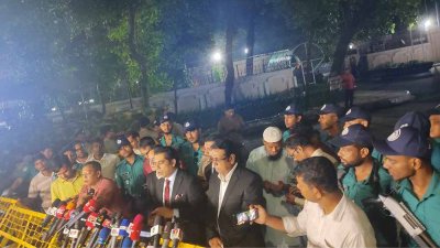 সংলাপের বিষয়ে সাংবাদিকদের ব্রিফ করছেন আন্দালিব রহমান পার্থ