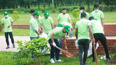 বিএনপির প্রতিষ্ঠাতা ও সাবেক প্রেসিডেন্ট জিয়াউর রহমানের মাজার প্রাঙ্গণ পরিষ্কার করছে ছাত্রদলের নেতাকমীরা