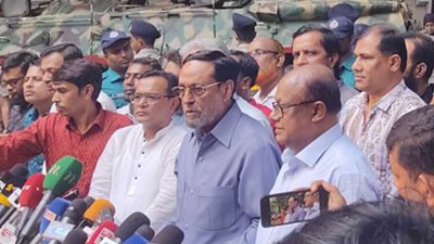 সাংবাদিকদের সঙ্গে কথা বলছেন লিবারেল ডেমোক্রেটিক পার্টি (এলডিপি) চেয়ারম্যান কর্নেল (অব.) অলি আহমদ