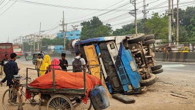 উল্টে যাওয়া নাফ পরিবহনের বাস