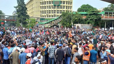 অবরোধের কারণে শাহবাগের মূল সড়কে যান চলাচল বন্ধ রয়েছে। ছবি: নাসিরুল ইসলাম