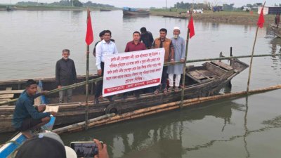 ধোপাজান নদীতে জেলা প্রশাসনের বাঁশের বেড়া