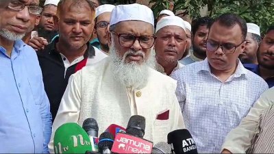 কক্সবাজারে সাংবাদিকদের সঙ্গে কথা বলেন ধর্ম উপদেষ্টা