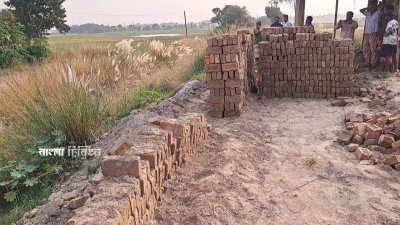 সড়ক খুঁড়ে এক বিএনপি নেতা ইট বিক্রি করে দিয়েছেন বলে অভিযোগ করেছেন গ্রামবাসী