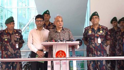 রাজশাহীর বিজিবি সদরদফতর পরিদর্শন শেষে সাংবাদিকদের ব্রিফিং করেন স্বরাষ্ট্র উপদেষ্টা