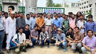 হলের পক্ষ থেকে বরণ করে নেওয়া হচ্ছে নবীন শিক্ষার্থীদের