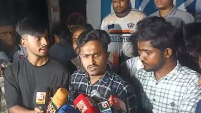 সাংবাদিকদের সামনে বক্তব্য দেন বৈষম্যবিরোধী ছাত্র আন্দোলনের সমন্বয়ক নাহিদ আখতার