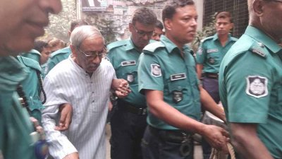 পুলিশ প্রহরায় আদালতে শাহরিয়ার কবির