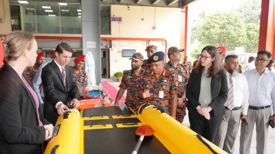 ফায়ার সার্ভিসকে বিভিন্ন ধরনের সুরক্ষা সরঞ্জাম দিয়েছে যুক্তরাষ্ট্র দূতাবাস