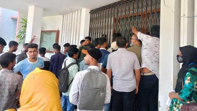 ফেল করা শিক্ষার্থীদের পাস করাতে কুমিল্লা শিক্ষা বোর্ডে বিক্ষোভ