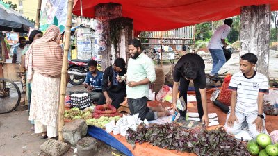 সপ্তাহে একদিন বসে এ দোকান