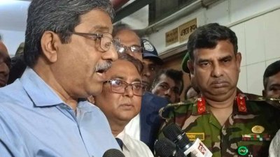 নির্যাতনের শিকার গৃহপরিচারিকা কল্পনাকে দেখতে ঢামেক হাসপাতালে যান জাতীয় মানবাধিকার কমিশনের চেয়ারম্যান অধ্যাপক কামাল উদ্দিন আহমেদ