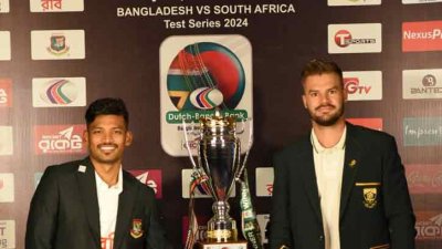 সিরিজের ট্রফি উন্মোচনের সময় দুই অধিনায়ক