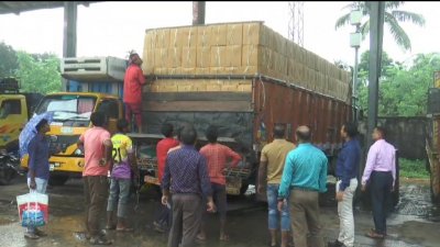 বেনাপোল স্থলবন্দরে ভারত থেকে আমদানি করে আনা ডিমের চালান