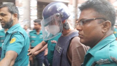 আদালত চত্বরে মো. জুয়েল রানা