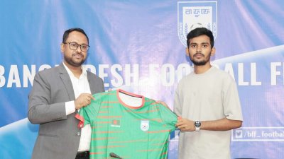ক্রীড়া উপদেষ্টার হাতে জাতীয় দলের জার্সি তুলে দেওয়া হয়
