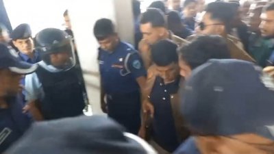 রিমান্ডের আবেদন করে একরামুল করিম চৌধুরীকে আদালতে হাজির করে পুলিশ