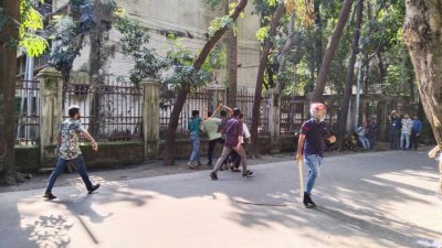 ঢাকা বিশ্ববিদ্যালয়ে কোটা আন্দোলনকারীদের ওপর ছাত্রলীগের হামলা (ফাইল ছবি)