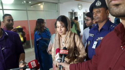 সাংবাদিকদের সামনে কথা বলেন সামিরা তানজিন চৌধুরী