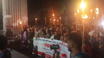 ছাত্রলীগ নিষিদ্ধের দাবিতে ঢাকা বিশ্ববিদ্যালয়ে মশাল মিছিল