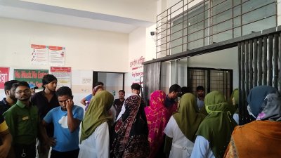 হাসপাতালে কর্মবিরতিতে নার্সরা