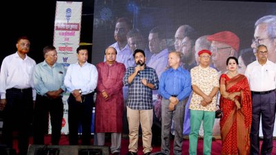 প্রেস ক্লাবে কথা বলছেন উপদেষ্টা নাহিদ