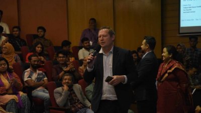 সেমিনারে কথা বলছেন ঢাকায় যুক্তরাষ্ট্র দূতাবাসের পাবলিক অ্যাফেয়ার্স কাউন্সেলর স্টিফেন ইবেলি