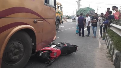 দ্রুতগামী একতা পরিবহনের একটি বাস মোটরসাইকেলটিকে চাপা দেয়