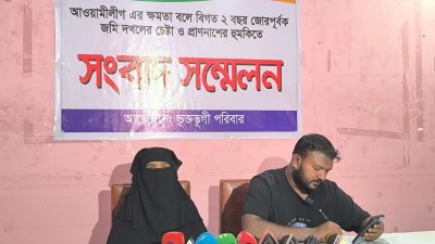 সংবাদ সম্মেলনে মা ও ছেলে